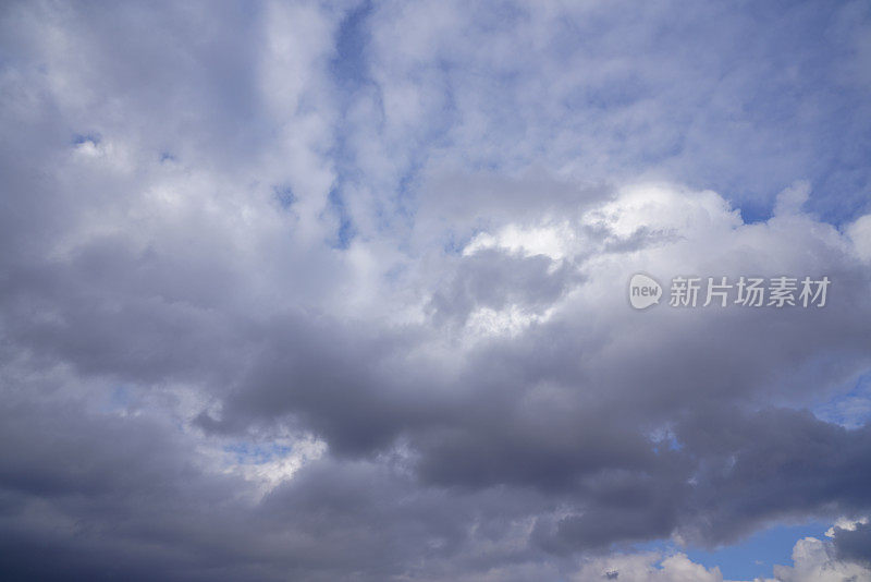 云和天空的背景。戏剧性的天空背景