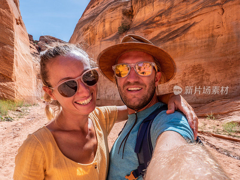 一对年轻夫妇在美国峡谷自拍