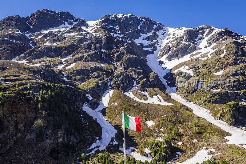 意大利国旗在阿尔卑斯山附近的圣卡特琳娜，阿达梅洛迪布伦塔，意大利