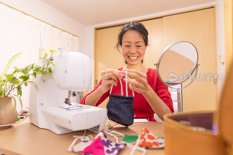 一名日本妇女在家里制作面具