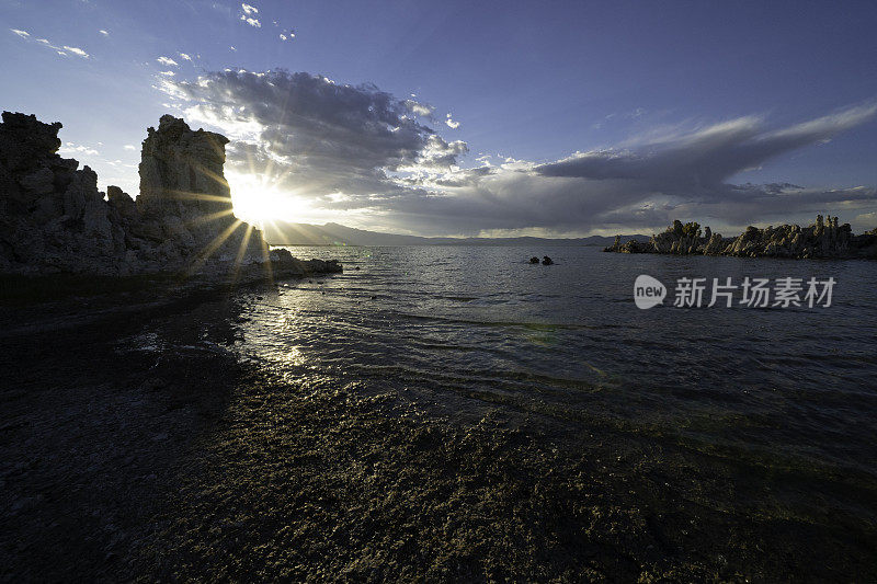 沿着莫诺湖的海岸线