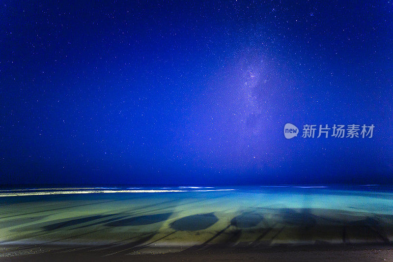 巴西巴伊亚的夜空和海滩星星景观上的银河系