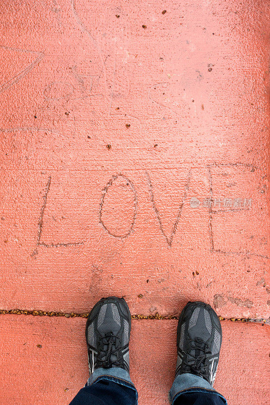 爱写在人行道上