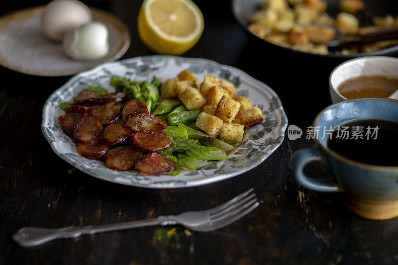 自制早餐:油炸面包丁、辣香肠和蔬菜