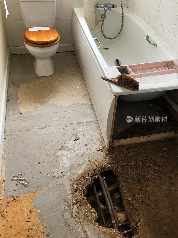 浴室被水损坏的刨花板地板，漏水孔，铜管和连接器，中央供暖系统，住房问题概念
