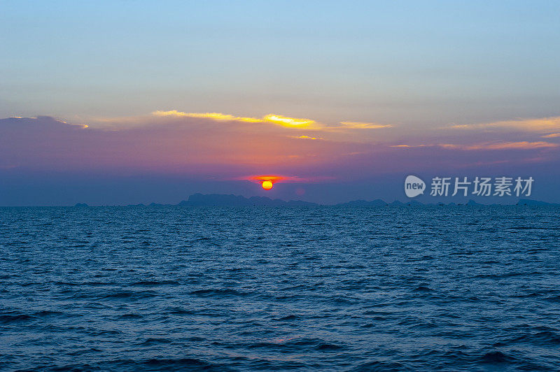 岛屿和海面上的日落