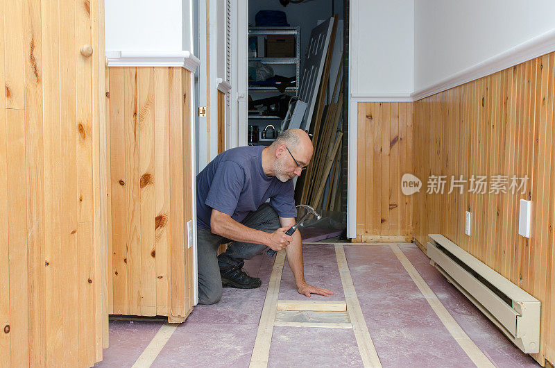 一个男人在自家地下室里盖地板