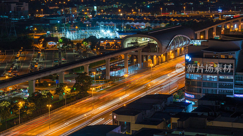 吉隆坡高速公路夜间交通的延时拍摄。