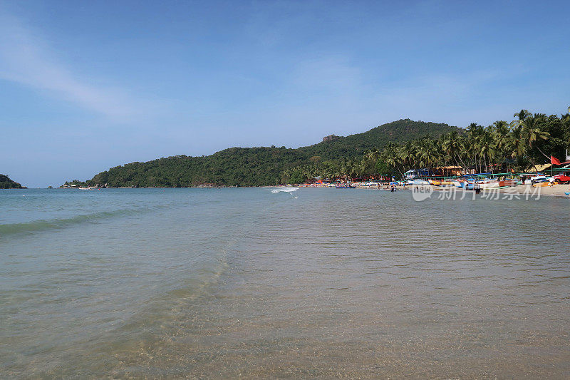 涨潮时，印度果阿的帕洛伦海滩的海岸线，海浪拍打着海滩的海岸