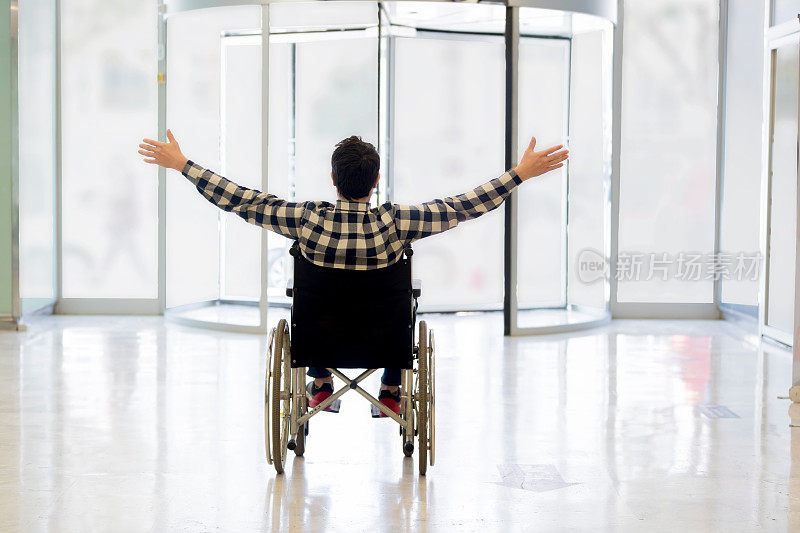 一位坐轮椅出院的康复病人