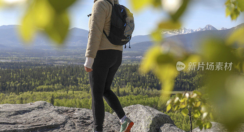 女徒步旅行者在山脊上休息