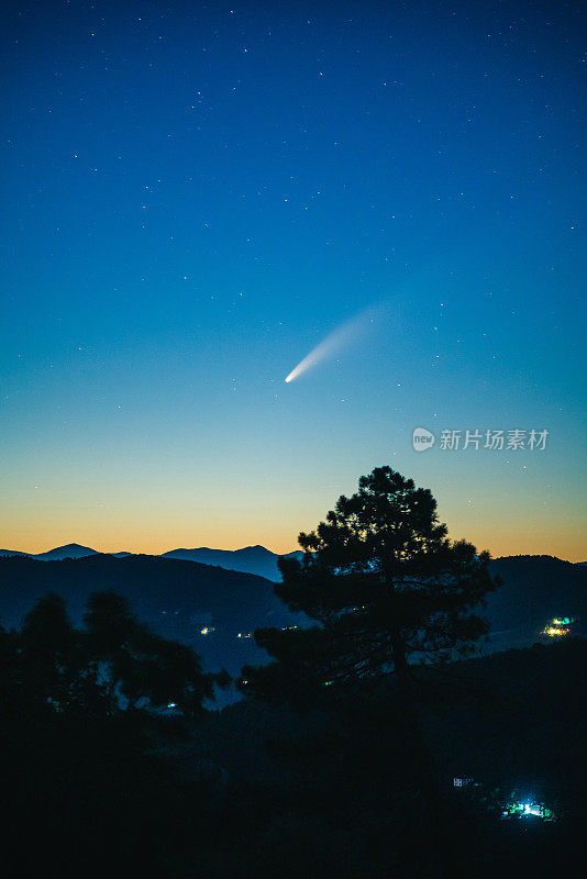 在意大利托斯卡纳，新慧彗星映衬着黑暗的天空