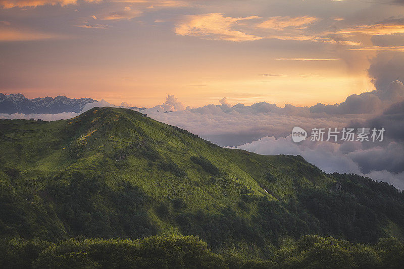 土耳其黑海地区日落时从云层上俯瞰山景