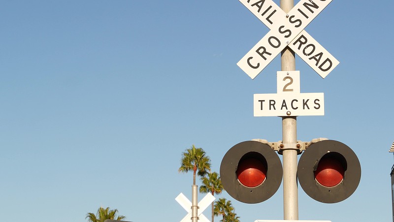 过境警告信号在美国。加州铁路十字路口的十字路牌和红灯。铁路运输安全