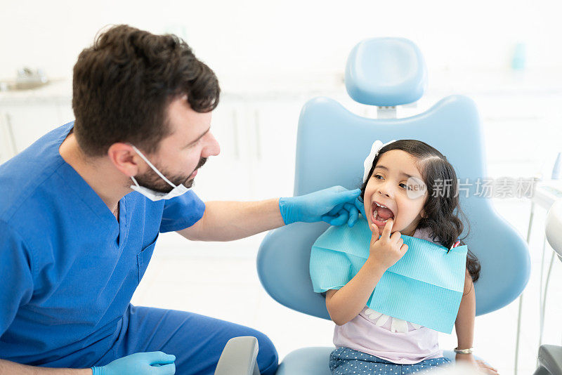 牙科医生正在检查病人的牙齿