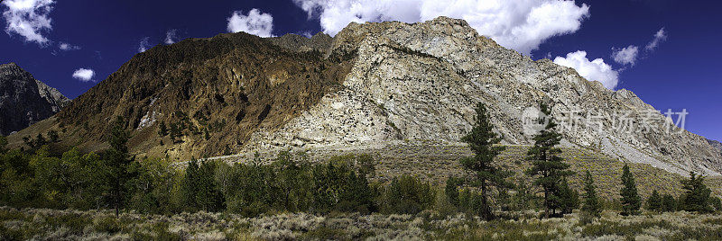松溪顶坠(变质沉积岩)与侵入的内华达山脉花岗岩的接触带。惠勒岭，松溪，因约县，内华达山脉，加利福尼亚州