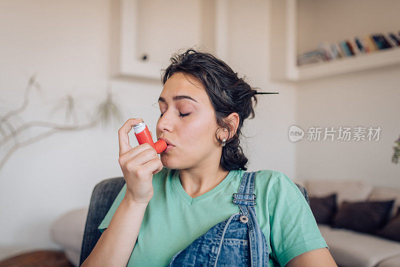 一个女孩在家使用抗过敏药物的肖像