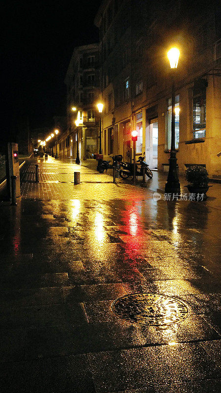 雨夜街景，五颜六色的交通灯和反光。