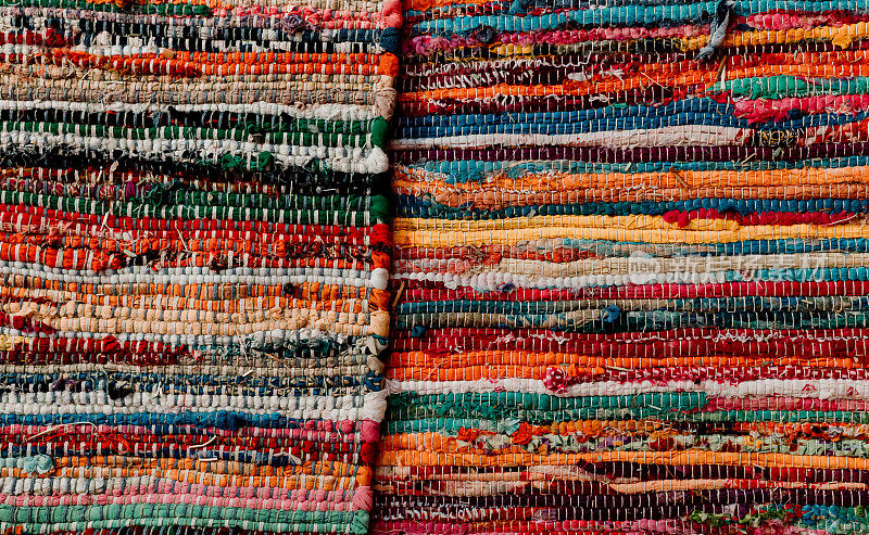 充满活力的彩色抹布地毯与纹理和颜色有趣的背景