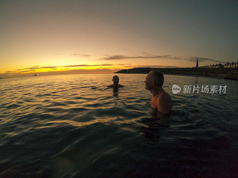 日出时在海里游泳