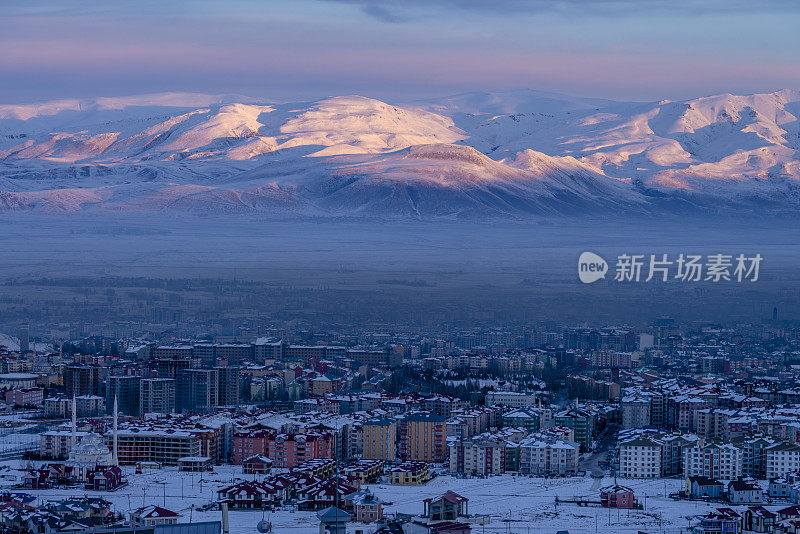 冬天的白雪皑皑的帕兰多肯山脉和埃尔祖鲁姆城市。