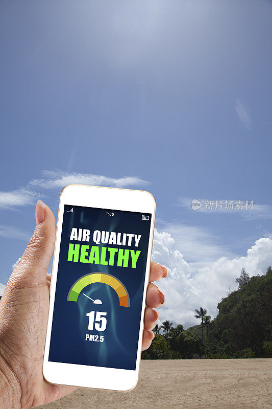 智能手机上的空气质量应用，有健康的空气，有蓝天的海滩