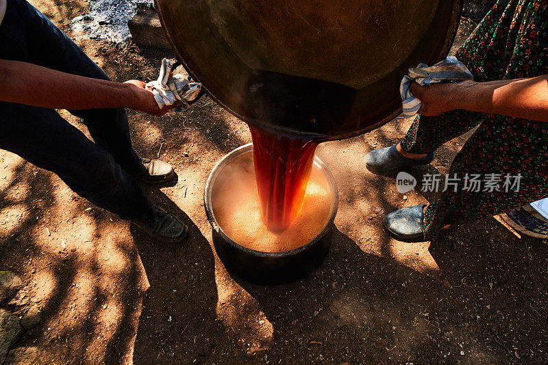 在爱琴海地区，用红葡萄制成的手工糖蜜可以吃了