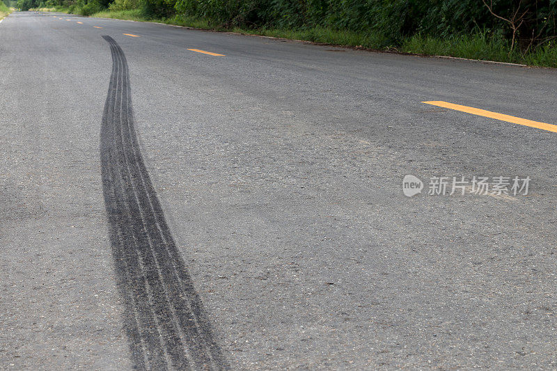 路上有黑色轮胎刹车的痕迹。