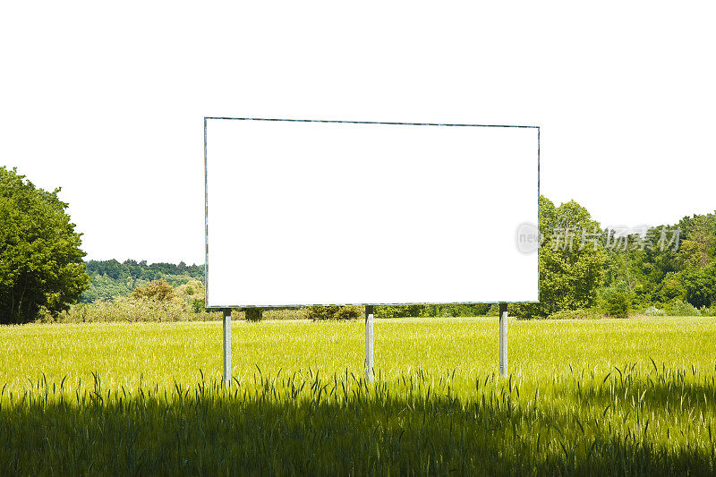 一个空白的广告广告牌在草地-图像与复制空间上的白色背景，便于选择