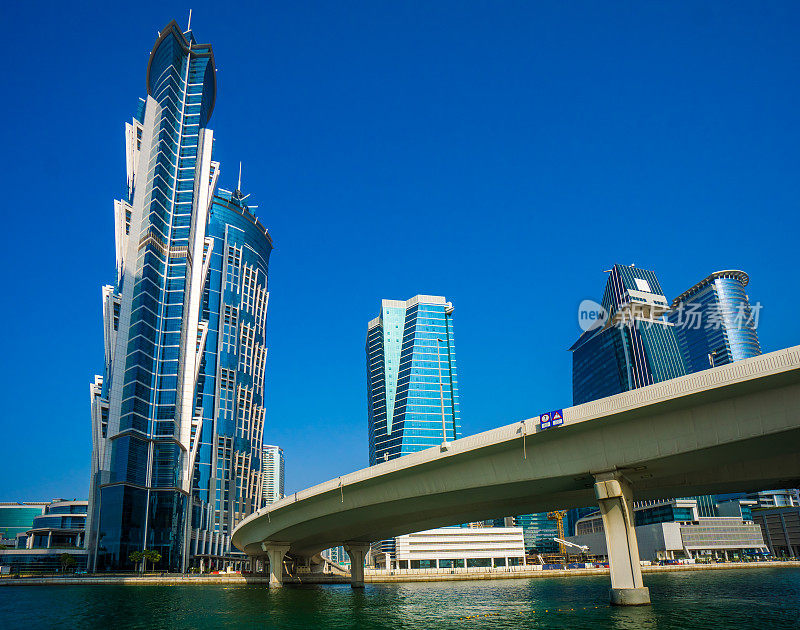 迪拜-阿联酋-未来主义建筑在商业湾区与迪拜河