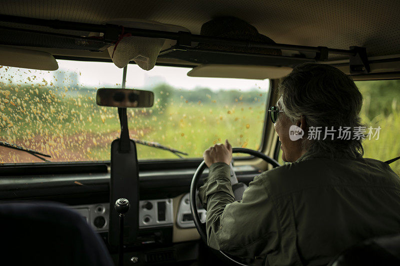 后视图的老年人驾驶运动型多用途车