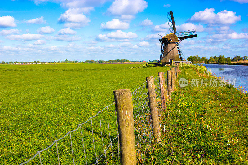 荷兰，弗里斯兰:风车，蓝绿色的天空，蓬松的云朵
