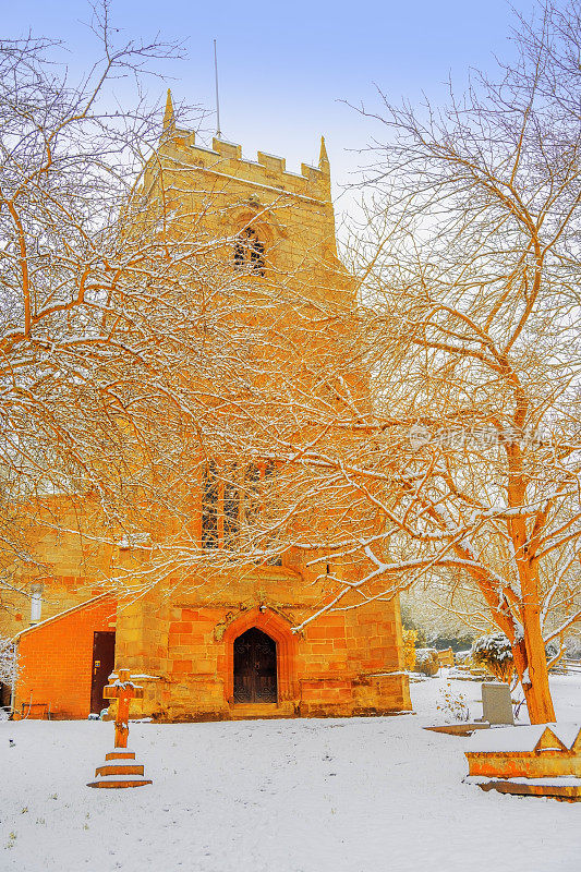 英国伍斯特郡比奥利教堂，教堂，墓地，霜雪，冰，寒冷的冬天