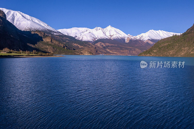 清晨，中国西藏的拉瓜措然婺湖