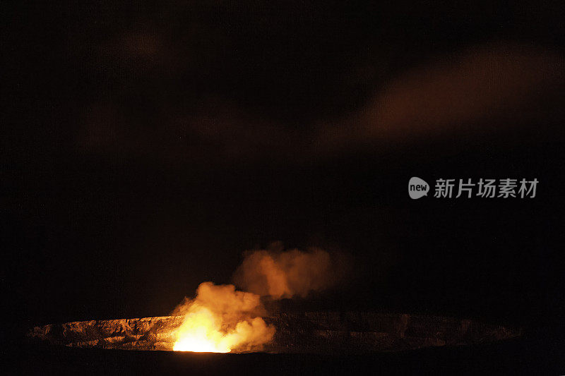 哈勒马ʻumaʻu火山口是一个位于夏威夷火山国家公园的更大的山顶火山口Kīlauea的坑。Halemaʻumaʻu是夏威夷火山女神贝利的家，根据夏威夷神话的传统。形象了