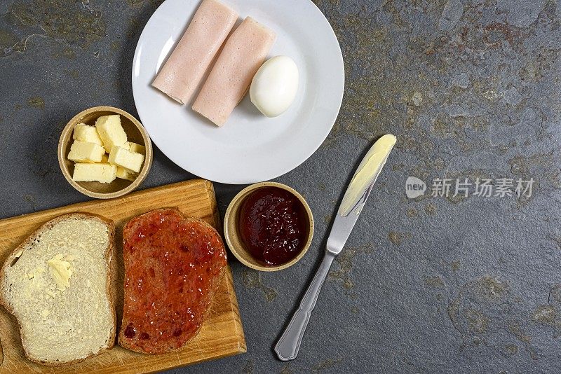 黑麦面包片，黄油，草莓酱，鸡蛋和火鸡火腿