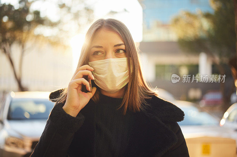 年轻女孩用防护面罩打电话