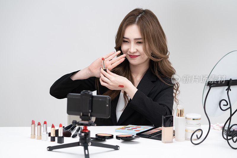 美丽的亚洲女主播，直播化妆品，新的网上销售形式在中国很受欢迎