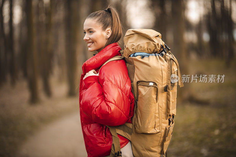 成功的女人徒步登山在日出的山顶-年轻的女人背包上升到山顶。发现旅游目的地