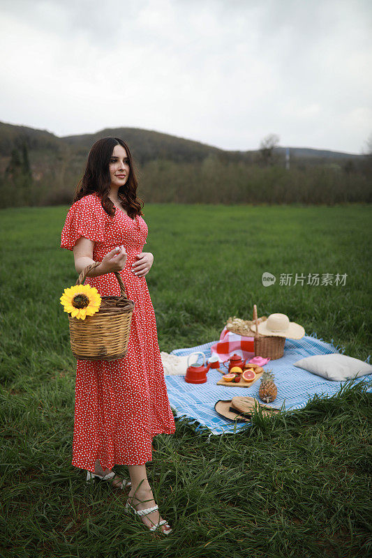 年轻女子花宝贵的时间，在大自然中野餐