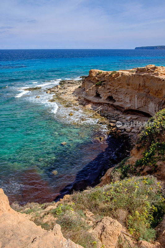 爱Embaster。桥墩凿入岩石。岩石海滩,Formentera。