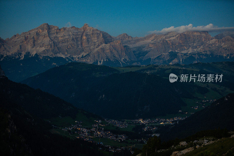 Dolomites上的户外标志性景观:从帕索塞拉全景