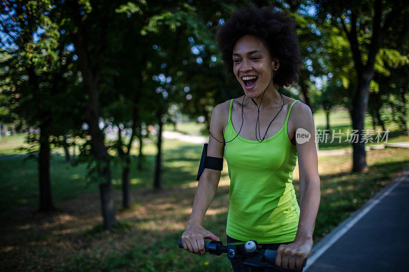 骑着电动踏板车的美国黑人妇女