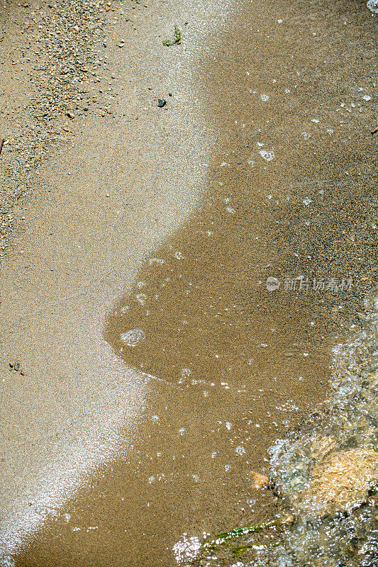 海水在海岸上流动