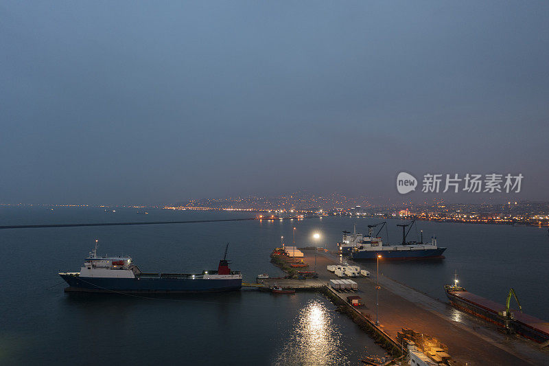 国际港口货船夜间鸟瞰图。