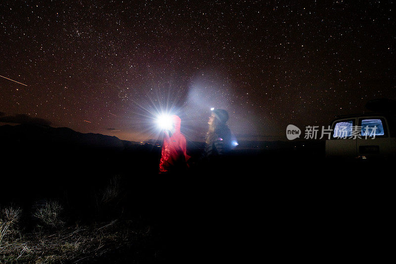 一对夫妇在山里进行公路旅行探险