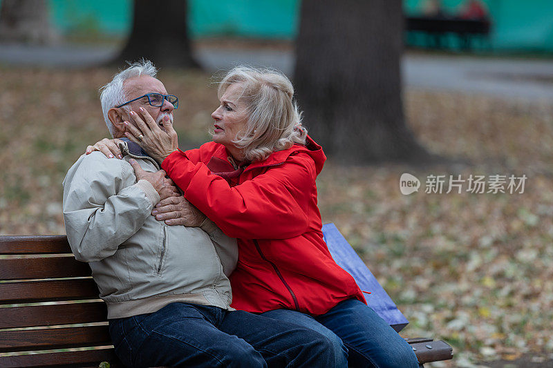 一位老人患有慢性心血管疾病，但得到了妻子的支持。