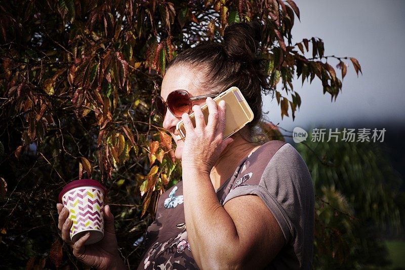 使用可重复使用咖啡杯的女性