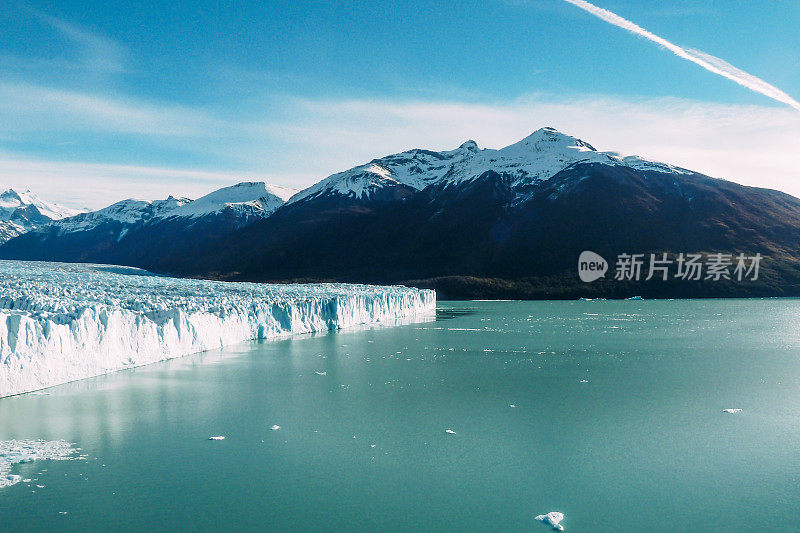 美丽的风景，一个冰山在湖周围的山在莫雷诺冰川在阿根廷