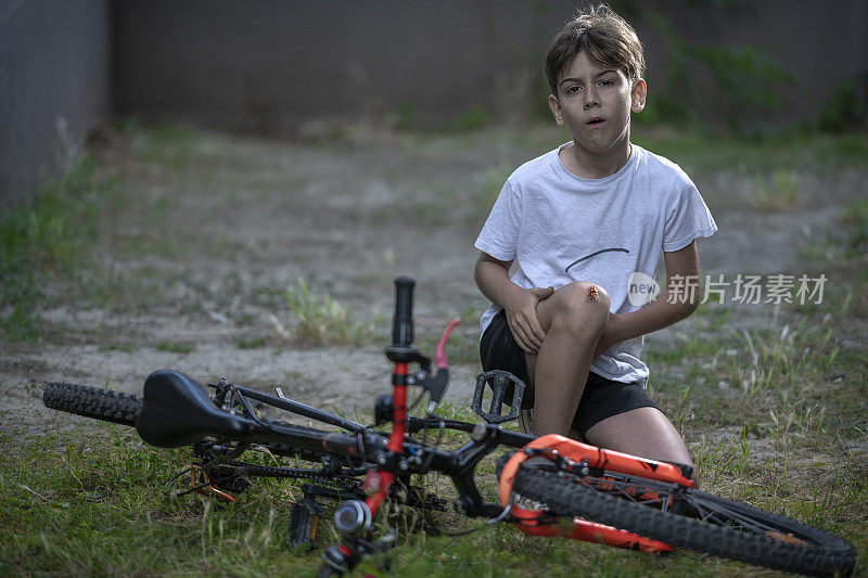 一个在自行车事故中受伤的男孩。